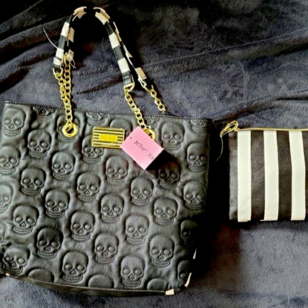 FREE SHIPPING Betsey Johnson skull bag - NWT